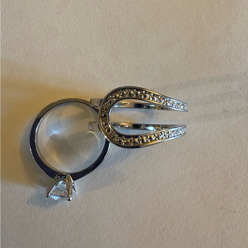 Elegant Silver and Pearl Cosmetic Jewelry Set - Picture 2 of 3